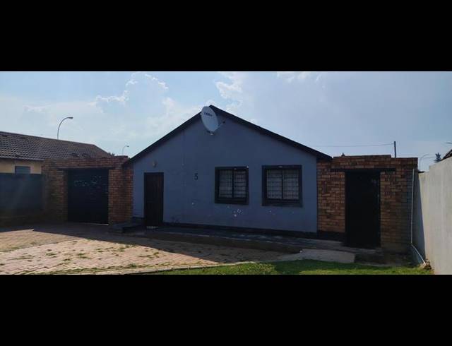 6 BEDROOM HOUSE FOR SALE IN LENASIA SOUTH